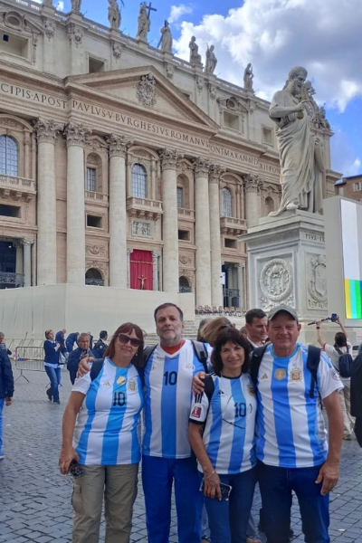 Familia tresarroyense en la despedida del Papa Francisco (fotos y videos)