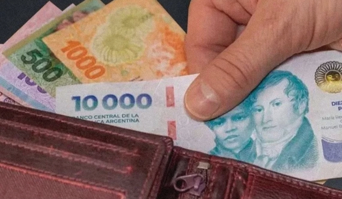 El Gobierno fijó por decreto el aumento del salario mínimo: llegará a $322.000 en agosto