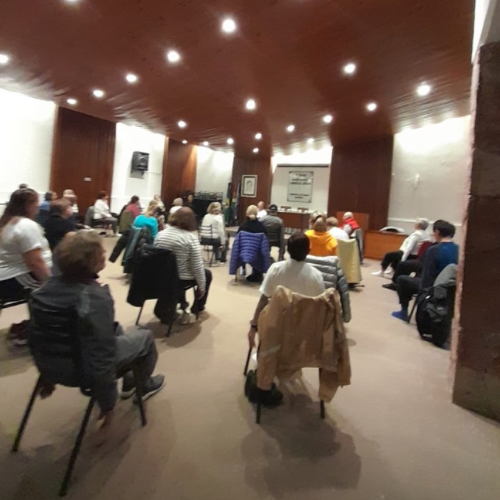 Gran convocatoria en la clase abierta de Yoga en Silla