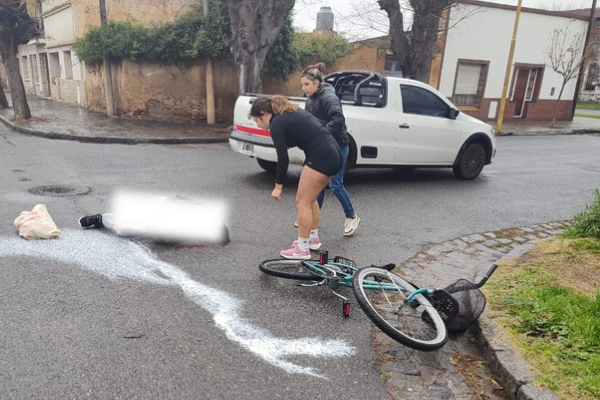 Choque entre camioneta y ciclista en P.N. Carrera y Saavedra