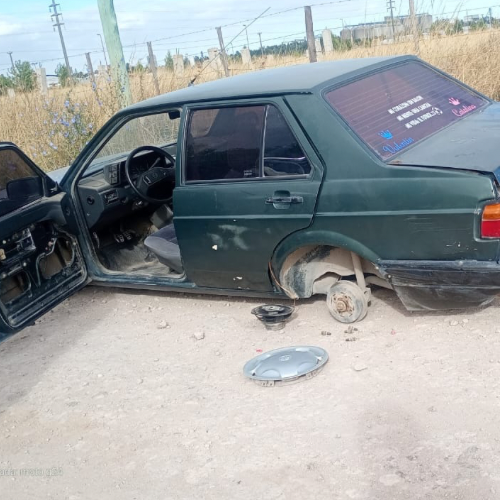 Robaron un auto, lo abandonaron sin combustible y se llevaron la bater&iacute;a y gomas