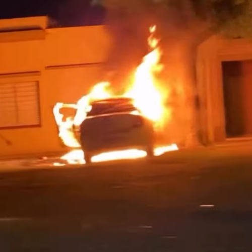 (Video) Se incendi&oacute; un auto durante la madrugada del domingo