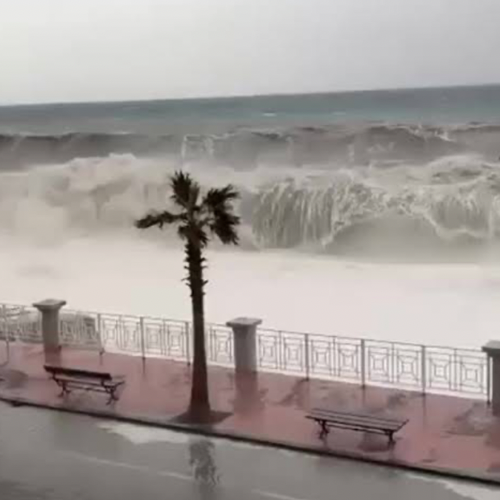 Alerta en Europa mediterr&aacute;nea por el cicl&oacute;n Harry: un muerto, destrozos y calles inundadas